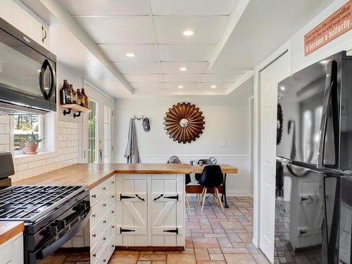 6561 Walker Rd, Port Alberni, BC - Indoor Photo Showing Kitchen