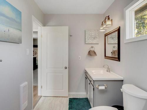 6561 Walker Rd, Port Alberni, BC - Indoor Photo Showing Bathroom