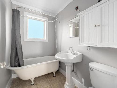 5129 Highway 97, Cache Creek, BC - Indoor Photo Showing Bathroom