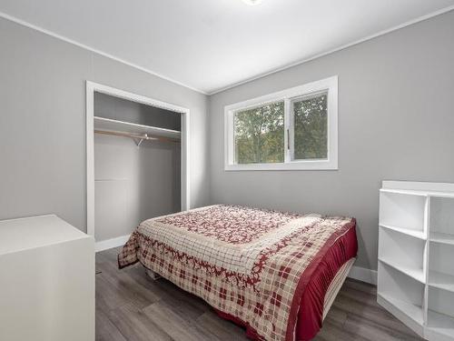 5129 Highway 97, Cache Creek, BC - Indoor Photo Showing Bedroom