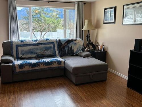 122 Mcewen Rd, Lillooet, BC - Indoor Photo Showing Living Room