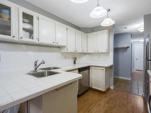 107-983 Bernard Avenue, Kelowna, BC - Indoor Photo Showing Kitchen