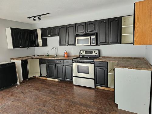 1395 Jackpine Road, Kelowna, BC - Indoor Photo Showing Kitchen