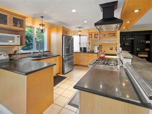 3700 9Th Avenue, Castlegar, BC - Indoor Photo Showing Kitchen With Double Sink