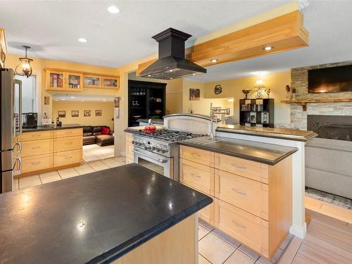 3700 9Th Avenue, Castlegar, BC - Indoor Photo Showing Kitchen