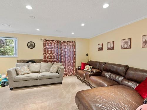 3700 9Th Avenue, Castlegar, BC - Indoor Photo Showing Living Room