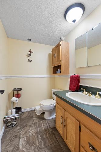 3700 9Th Avenue, Castlegar, BC - Indoor Photo Showing Bathroom