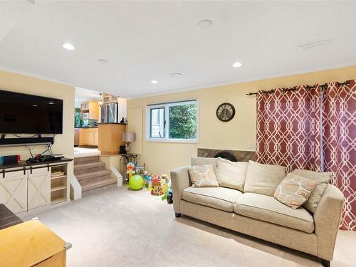 3700 9Th Avenue, Castlegar, BC - Indoor Photo Showing Living Room
