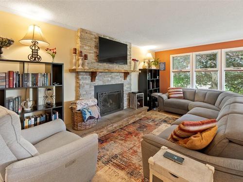 3700 9Th Avenue, Castlegar, BC - Indoor Photo Showing Living Room With Fireplace