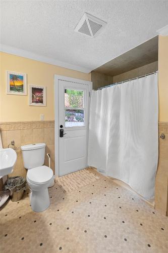 3700 9Th Avenue, Castlegar, BC - Indoor Photo Showing Bathroom