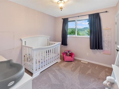 3700 9Th Avenue, Castlegar, BC - Indoor Photo Showing Bedroom