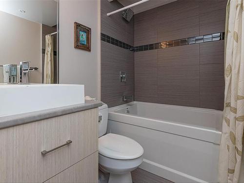 402-1121 Fort St, Victoria, BC - Indoor Photo Showing Bathroom