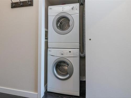 402-1121 Fort St, Victoria, BC - Indoor Photo Showing Laundry Room