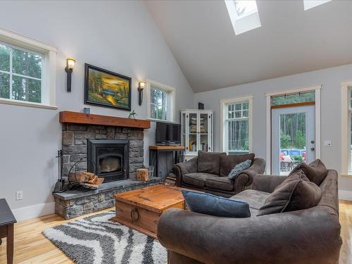 838 Rivers Edge Dr, Nanoose Bay, BC - Indoor Photo Showing Living Room With Fireplace