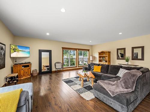 2821 Wellington St, Cumberland, BC - Indoor Photo Showing Living Room