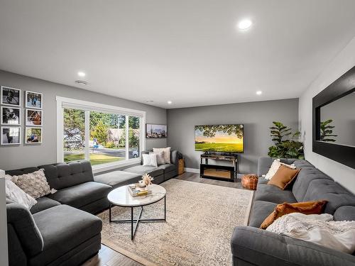 2821 Wellington St, Cumberland, BC - Indoor Photo Showing Living Room