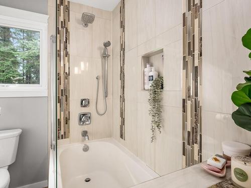 2821 Wellington St, Cumberland, BC - Indoor Photo Showing Bathroom
