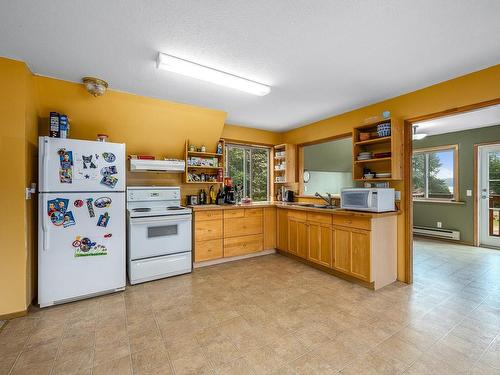 8185 Island Hwy South, Fanny Bay, BC - Indoor Photo Showing Kitchen