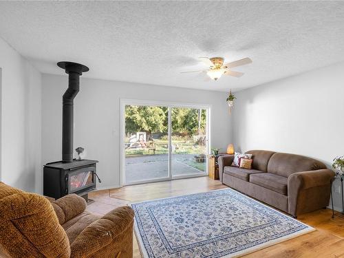 1726 Settler Rd, Qualicum Beach, BC - Indoor Photo Showing Living Room
