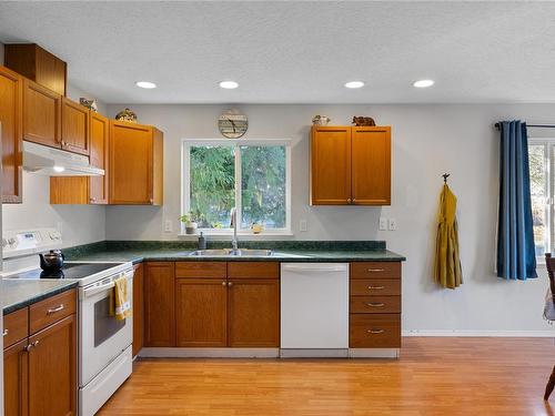 1726 Settler Rd, Qualicum Beach, BC - Indoor Photo Showing Kitchen With Double Sink