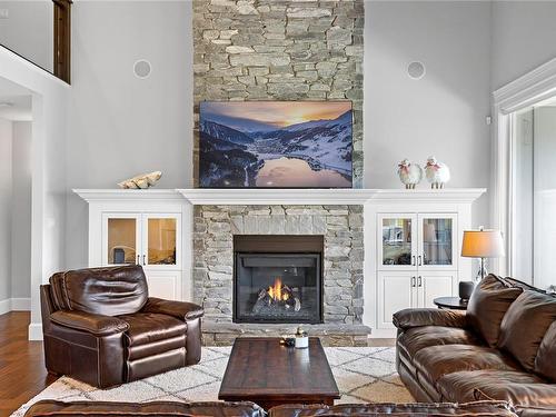 835 Bluffs Dr, Qualicum Beach, BC - Indoor Photo Showing Living Room With Fireplace