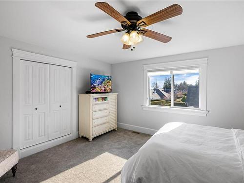 835 Bluffs Dr, Qualicum Beach, BC - Indoor Photo Showing Bedroom