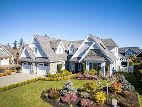 835 Bluffs Dr, Qualicum Beach, BC - Outdoor With Facade