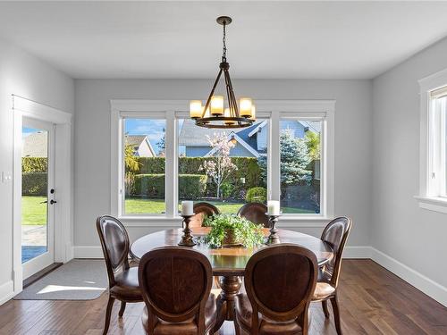 835 Bluffs Dr, Qualicum Beach, BC - Indoor Photo Showing Dining Room