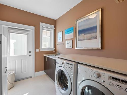827 Bluffs Dr, Qualicum Beach, BC - Indoor Photo Showing Laundry Room