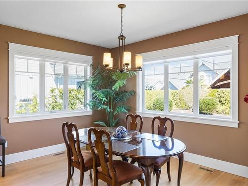 827 Bluffs Dr, Qualicum Beach, BC - Indoor Photo Showing Dining Room