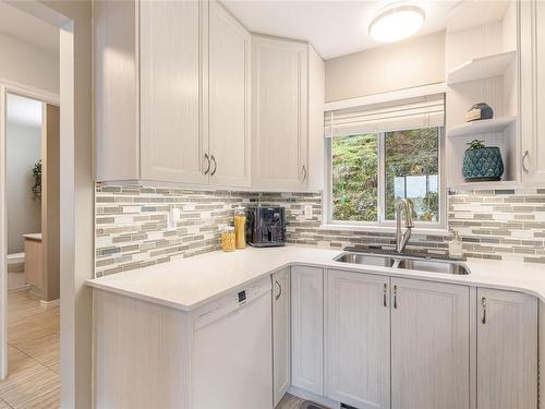 23-941 Malone Rd, Ladysmith, BC - Indoor Photo Showing Kitchen With Double Sink