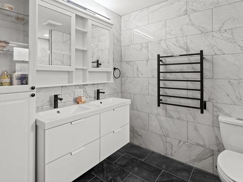 619 Sandra Pl, Langford, BC - Indoor Photo Showing Bathroom