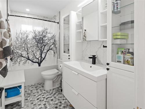 619 Sandra Pl, Langford, BC - Indoor Photo Showing Bathroom