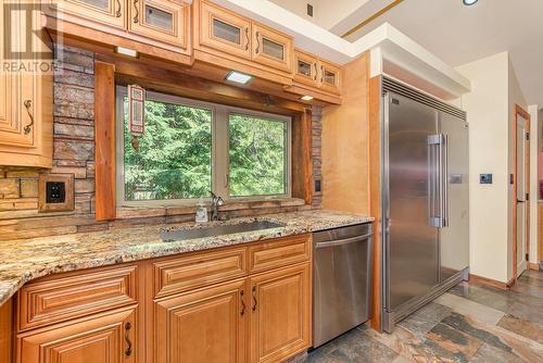 3993 Westman Road, Malakwa, BC - Indoor Photo Showing Kitchen