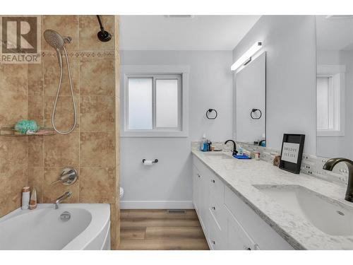 700 Tamarack Drive, Kelowna, BC - Indoor Photo Showing Bathroom