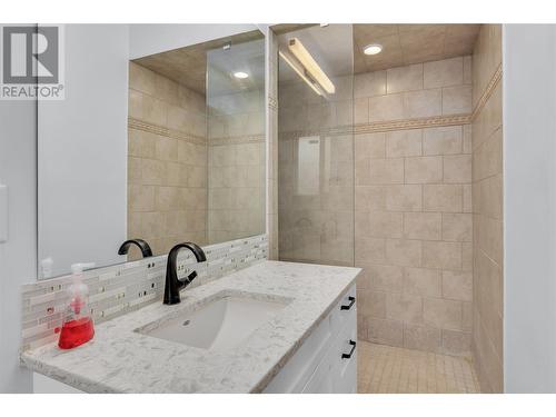 700 Tamarack Drive, Kelowna, BC - Indoor Photo Showing Bathroom