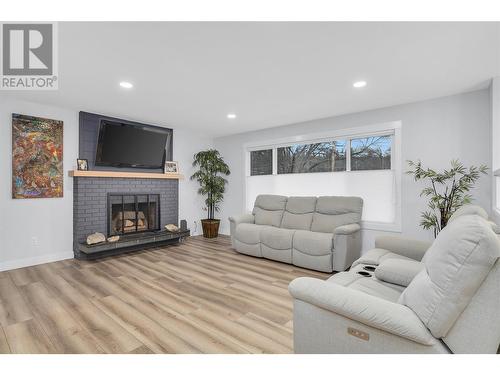 700 Tamarack Drive, Kelowna, BC - Indoor Photo Showing Living Room With Fireplace