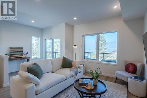 158 Deer Place Unit# 107, Penticton, BC - Indoor Photo Showing Living Room