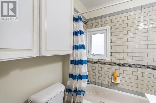 77 Province St N, Hamilton, ON - Indoor Photo Showing Bathroom