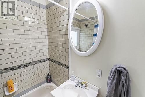 77 Province St N, Hamilton, ON - Indoor Photo Showing Bathroom