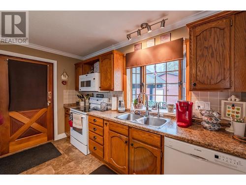 605 11Th Avenue, Keremeos, BC - Indoor Photo Showing Kitchen With Double Sink