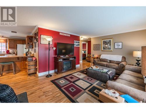 605 11Th Avenue, Keremeos, BC - Indoor Photo Showing Living Room
