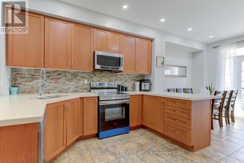 7112 Triumph Lane, Mississauga, ON - Indoor Photo Showing Kitchen With Double Sink