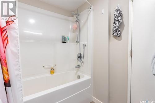 1701 315 5Th Avenue N, Saskatoon, SK - Indoor Photo Showing Bathroom