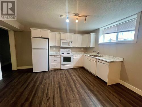 1724 84 Avenue, Dawson Creek, BC - Indoor Photo Showing Kitchen With Double Sink
