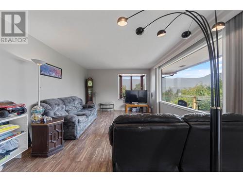 261 7 Street Se, Salmon Arm, BC - Indoor Photo Showing Living Room
