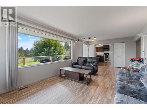 261 7 Street Se, Salmon Arm, BC - Indoor Photo Showing Living Room