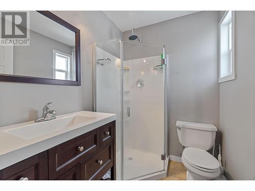 261 7 Street Se, Salmon Arm, BC - Indoor Photo Showing Bathroom