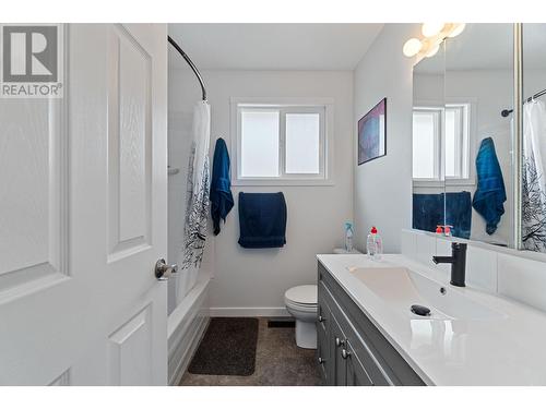 261 7 Street Se, Salmon Arm, BC - Indoor Photo Showing Bathroom