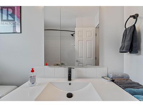 261 7 Street Se, Salmon Arm, BC - Indoor Photo Showing Bathroom